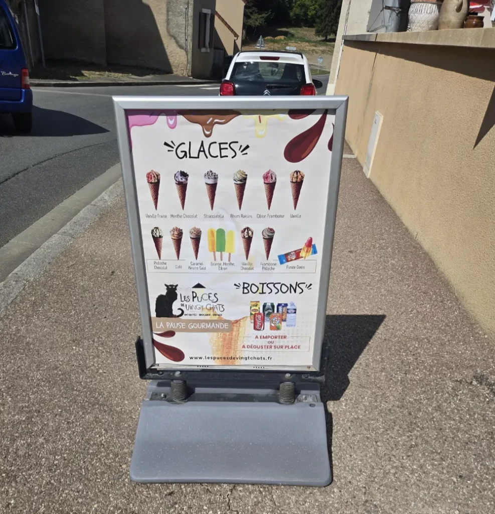 Affiche de stop trottoir les puces de vingt chats créée par Nexphasis informatique